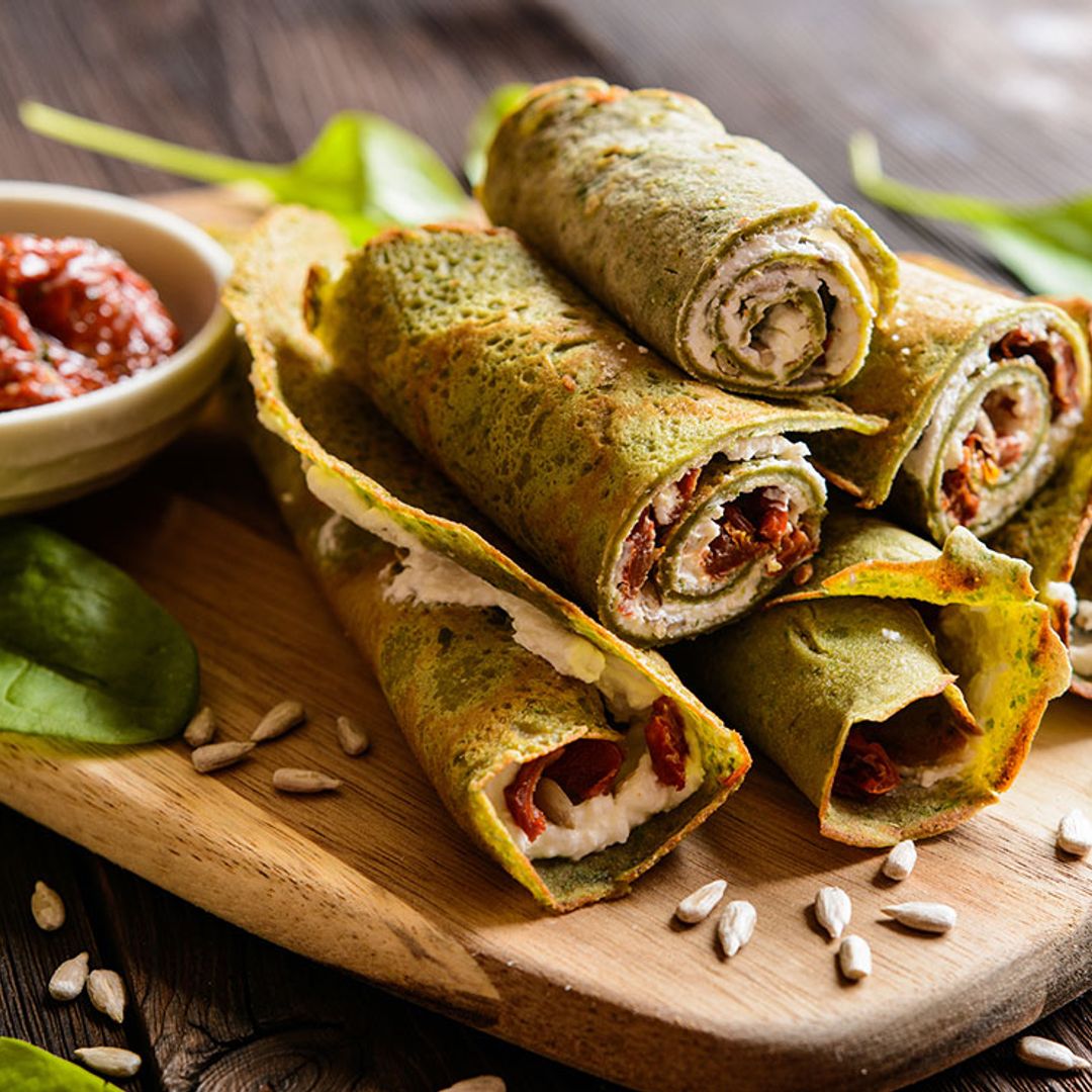 Crepes de espinacas rellenos de queso feta, tomate seco y pipas de girasol