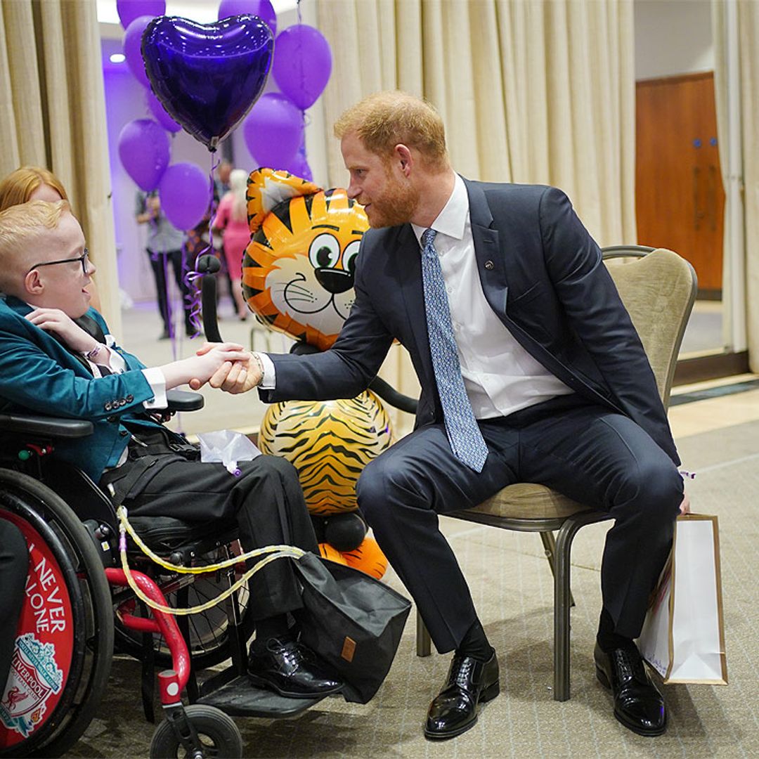 El príncipe Harry vuelve a Londres sin Meghan Markle y en la víspera del primer aniversario de la muerte de la Reina