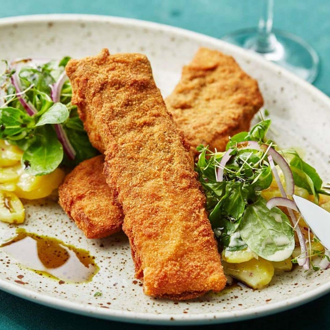 Lomos de carpa empanada con patata cocida y ensalada