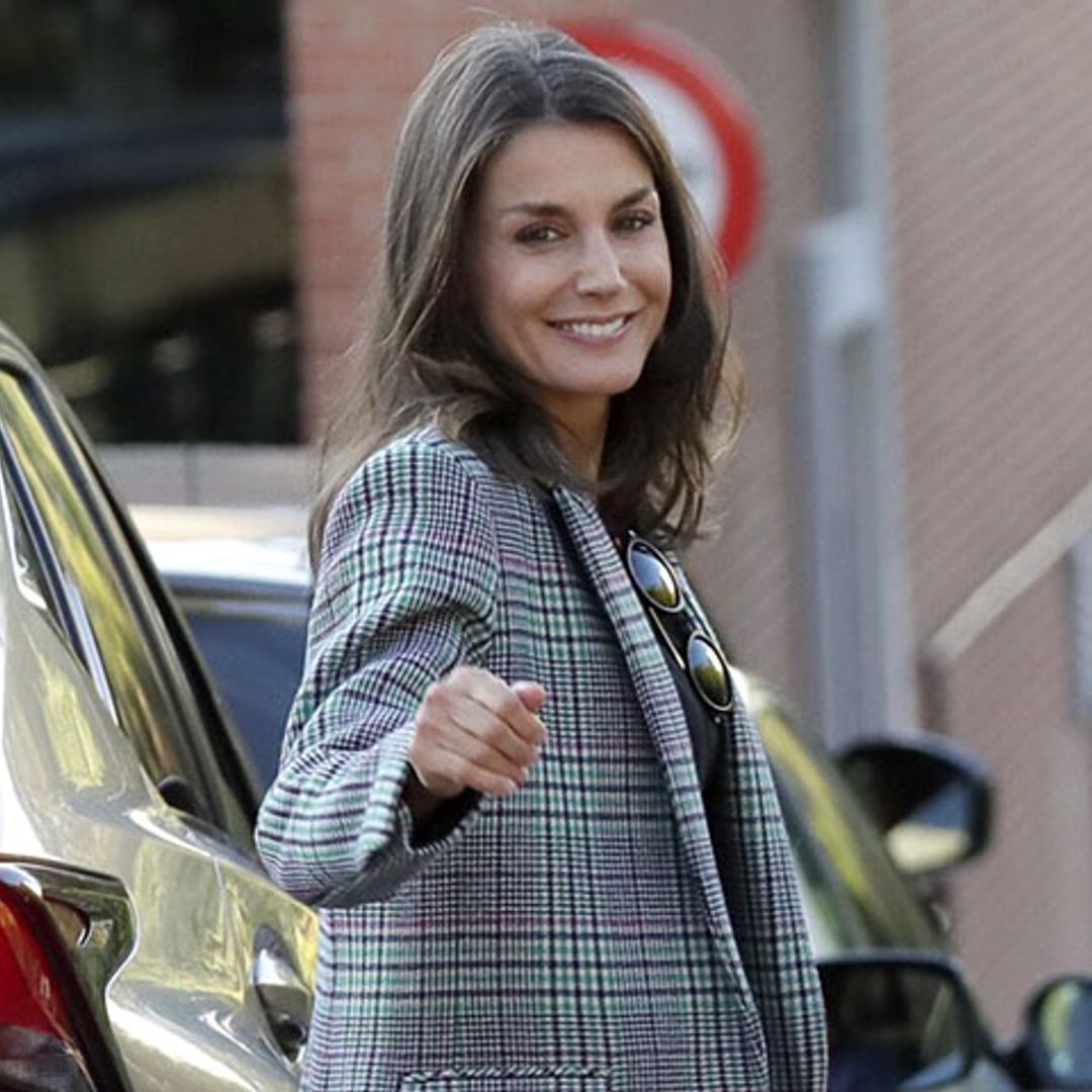 Doña Letizia recupera su imagen más juvenil con pantalones ceñidos y nuevas deportivas