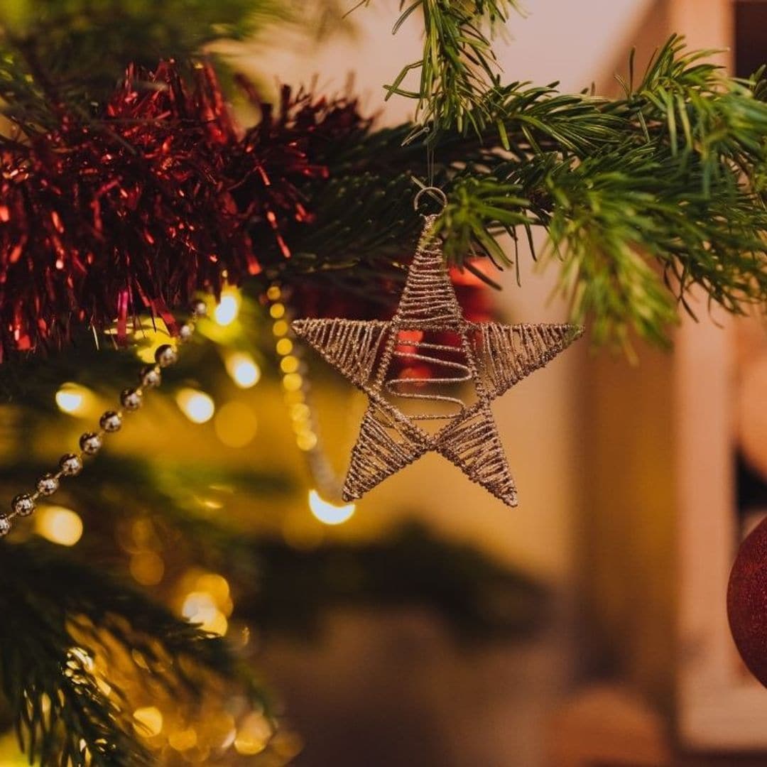 Atenta a este truco navideño para transformar el viejo espumillón en un nuevo adorno para el árbol