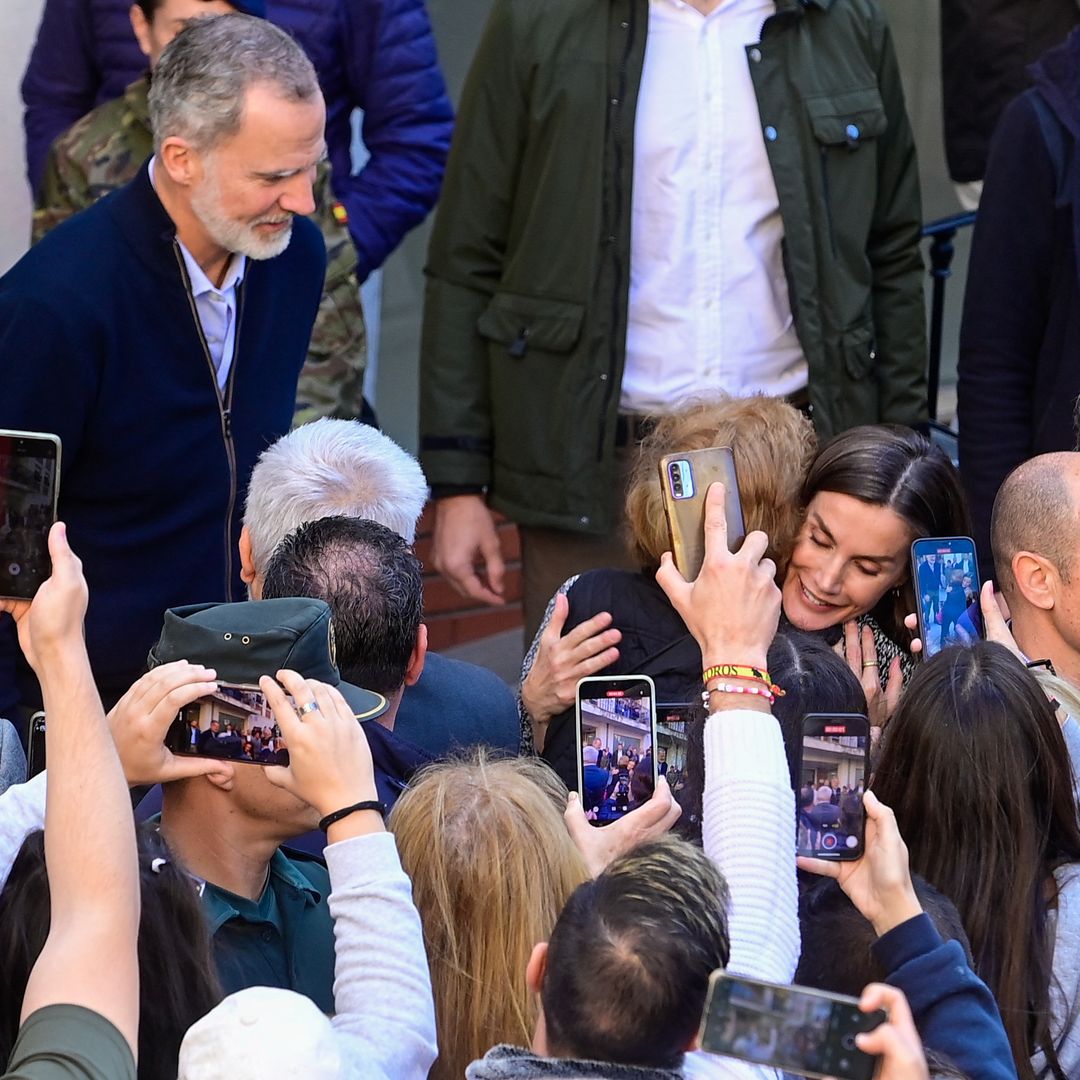 Los reyes Felipe y Letizia visitan en Chiva las zonas afectadas por la DANA