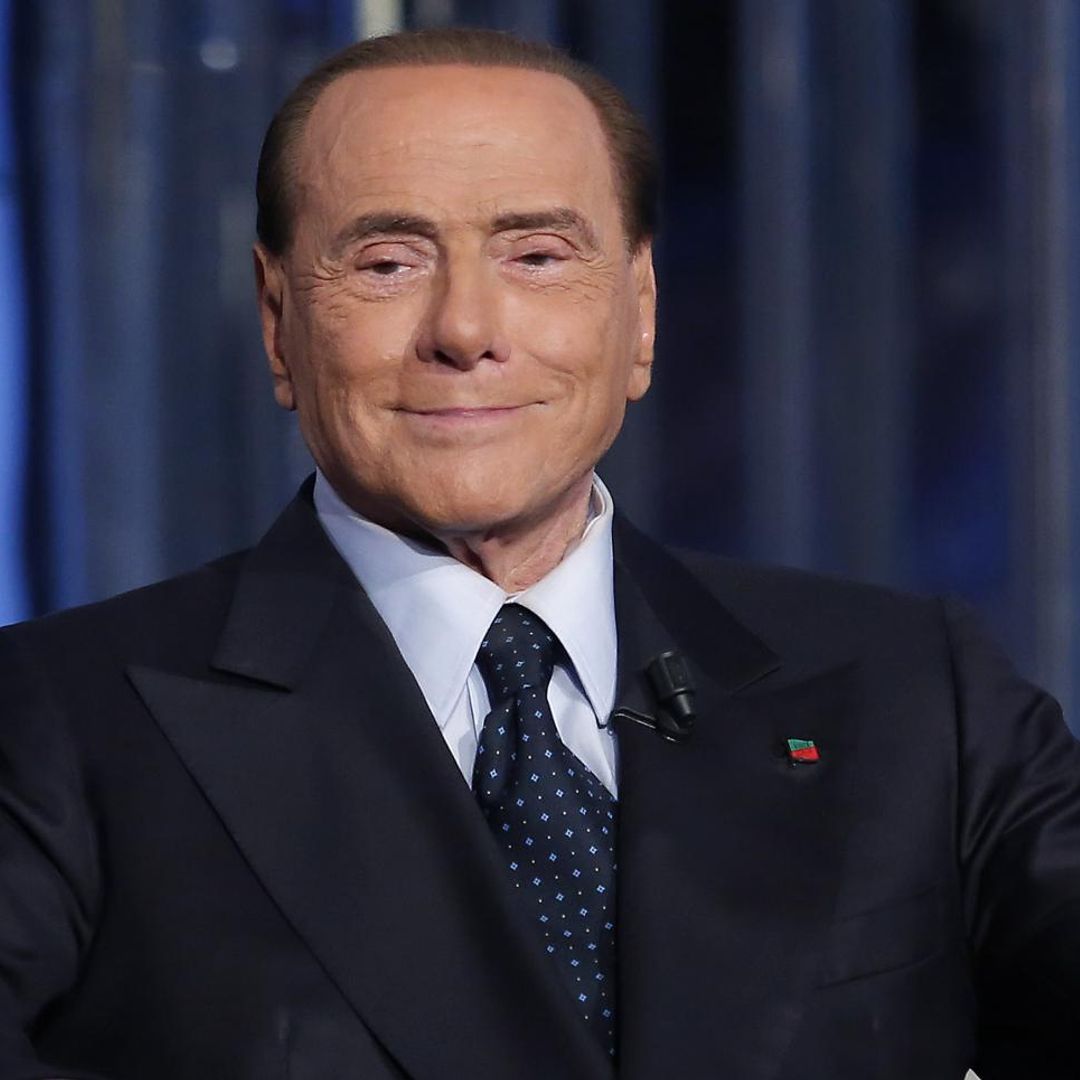 Silvio Berlusconi consolado por su novia tras cancelar su boda