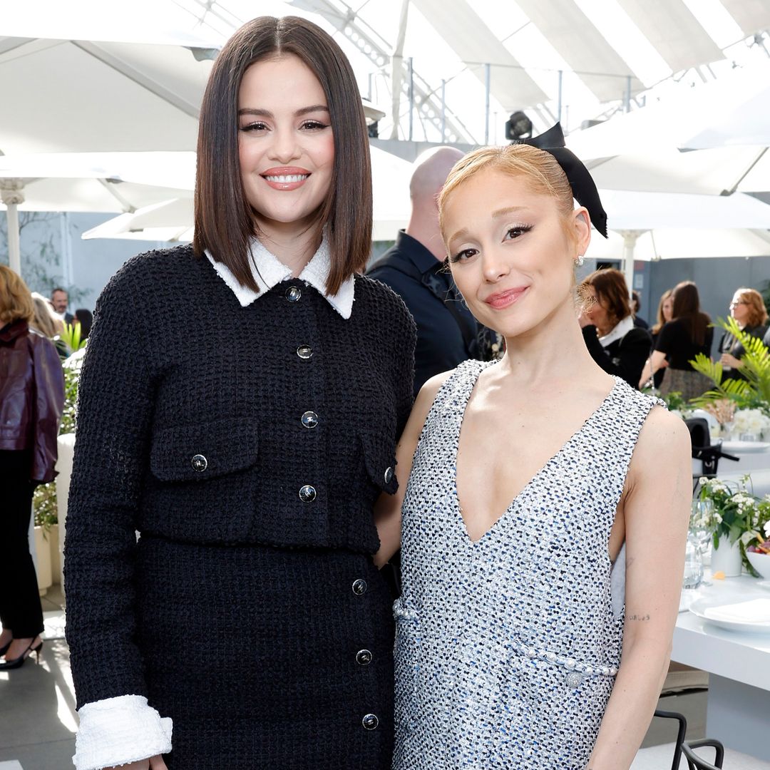 Selena Gomez y Ariana Grande presumen su amistad en 'looks' coordinados de Chanel