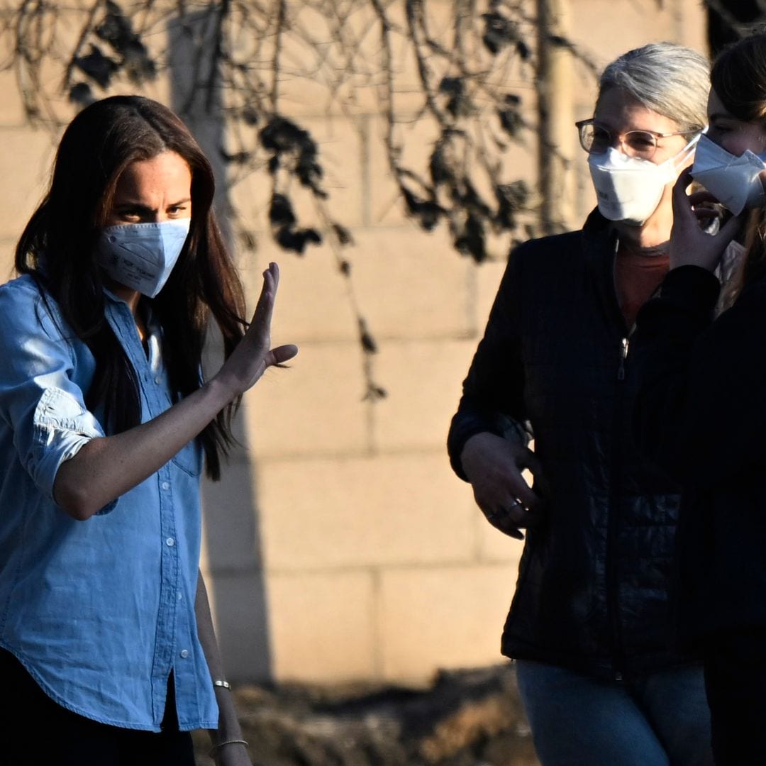 El príncipe Harry y Meghan Markle visitan por sorpresa a los afectados por los incendios en Los Ángeles