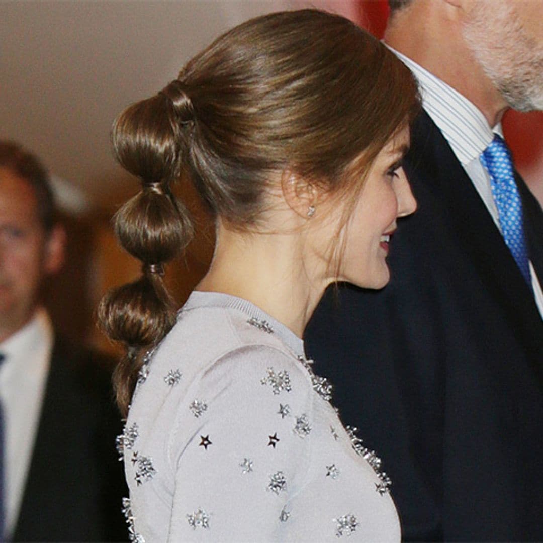 La reina Letizia vuelve a sorprendernos con un peinado inesperado: la coleta 'bubble'