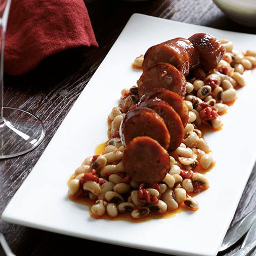 Ensalada templada de alubias carilla con vinagreta de piquillos y chorizo a la sidra