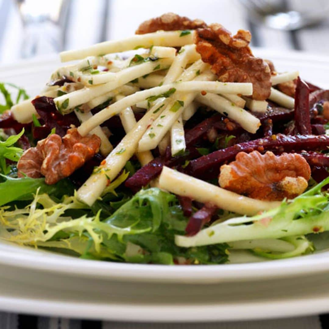 Ensalada de escarola con manzana, remolacha y nueces