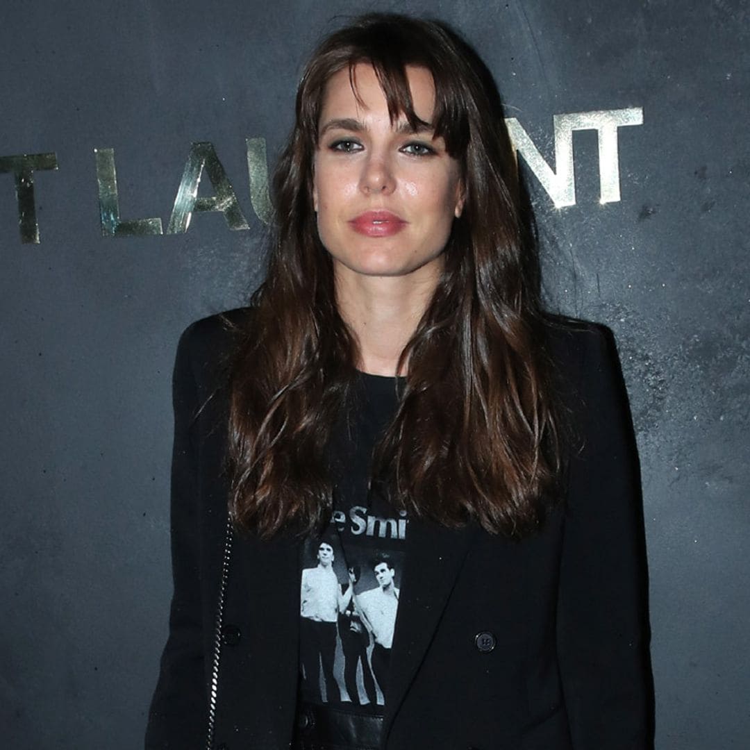 Carlota Casiraghi muestra su imagen más 'grunge' con camiseta roquera y minifalda de cuero