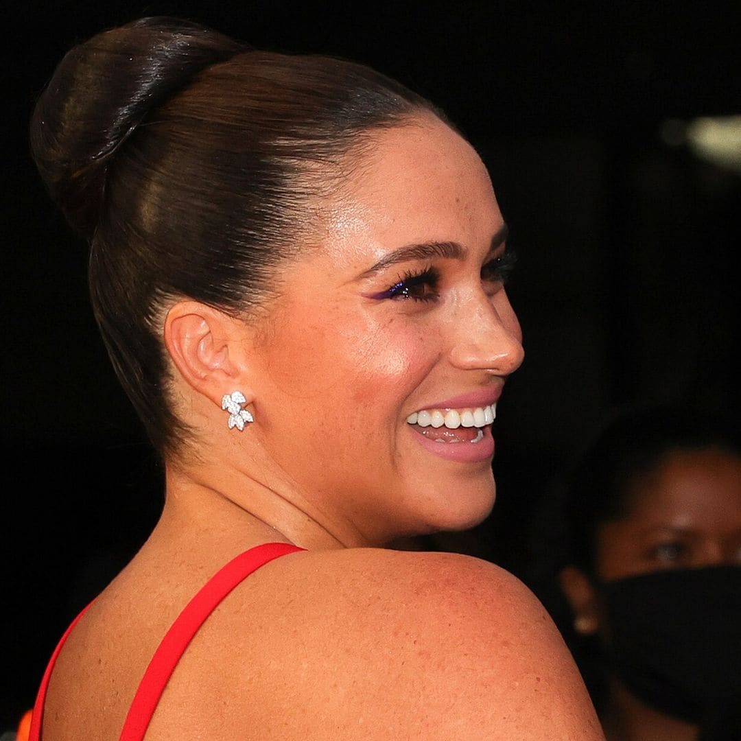 Meghan Markle se roba las miradas con un vestido rojo en su paso por Nueva York