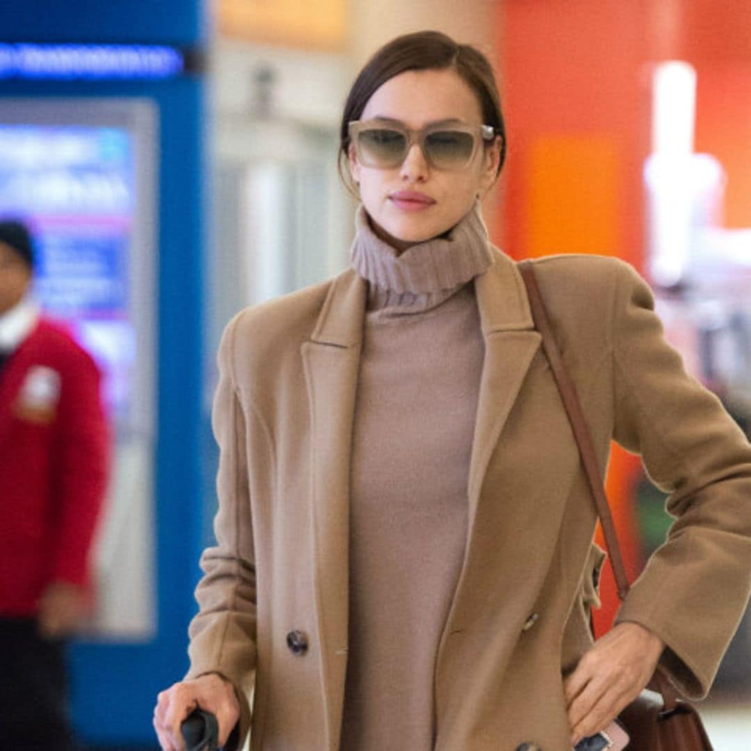 Irina Shayk copia el look neoyorquino: abrigo camel y zapatos sin tacón