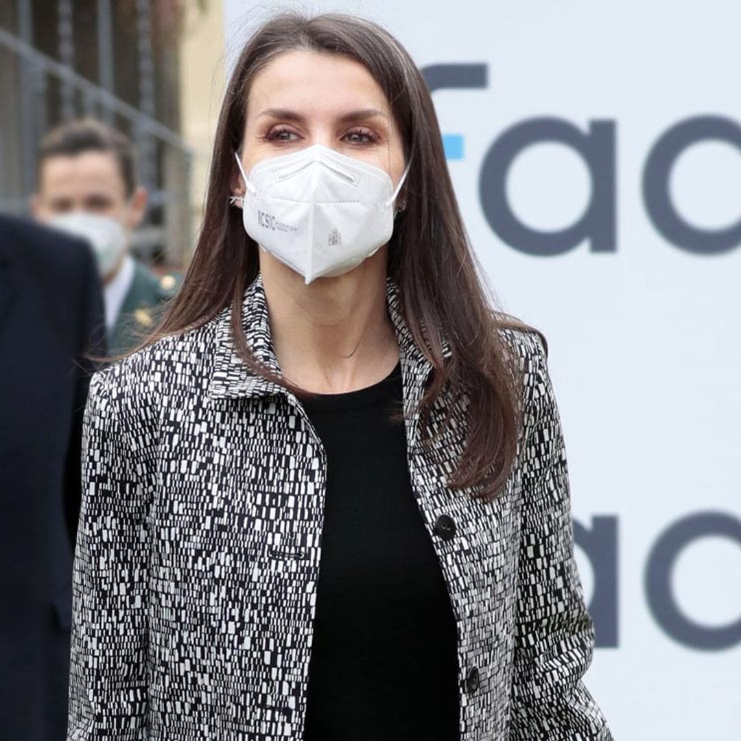 Nuevo parece, pero no lo es: doña Letizia recicla su abrigo con truco de 2015