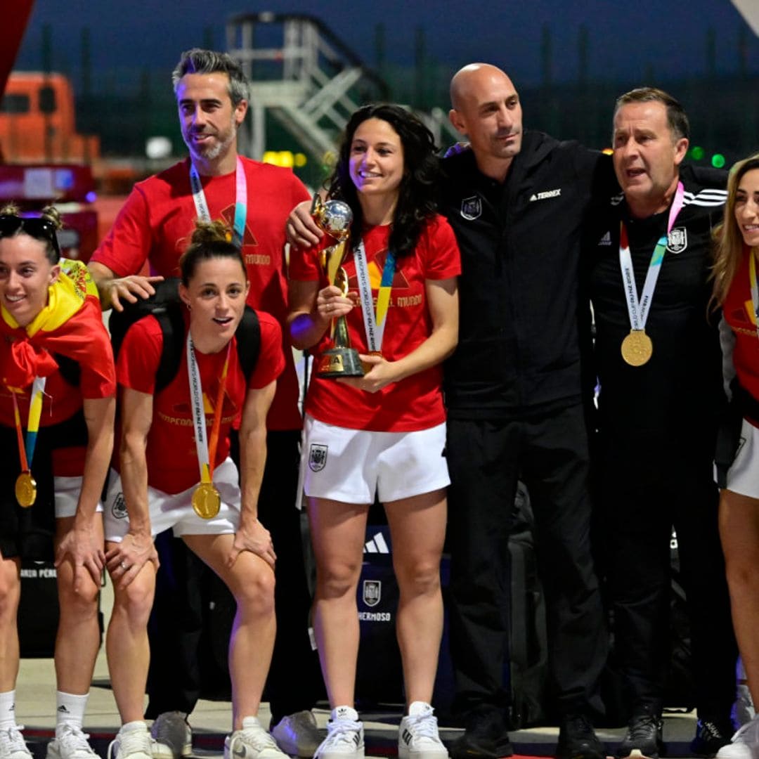 ¡Llegan nuestras heroínas! Las jugadoras de La Roja aterrizan en Madrid con la Copa del Mundo