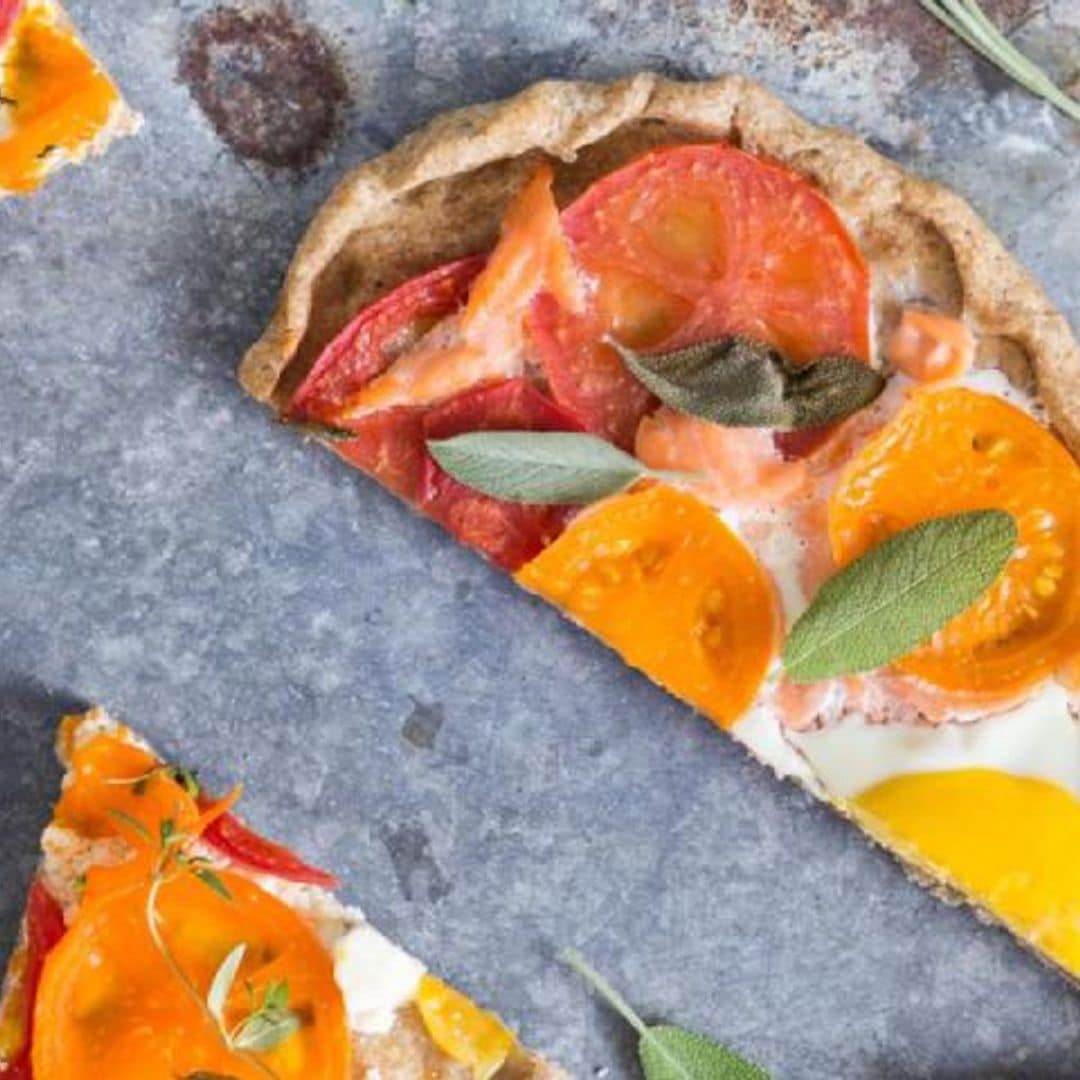 Pizza integral con tomate, huevo y salvia