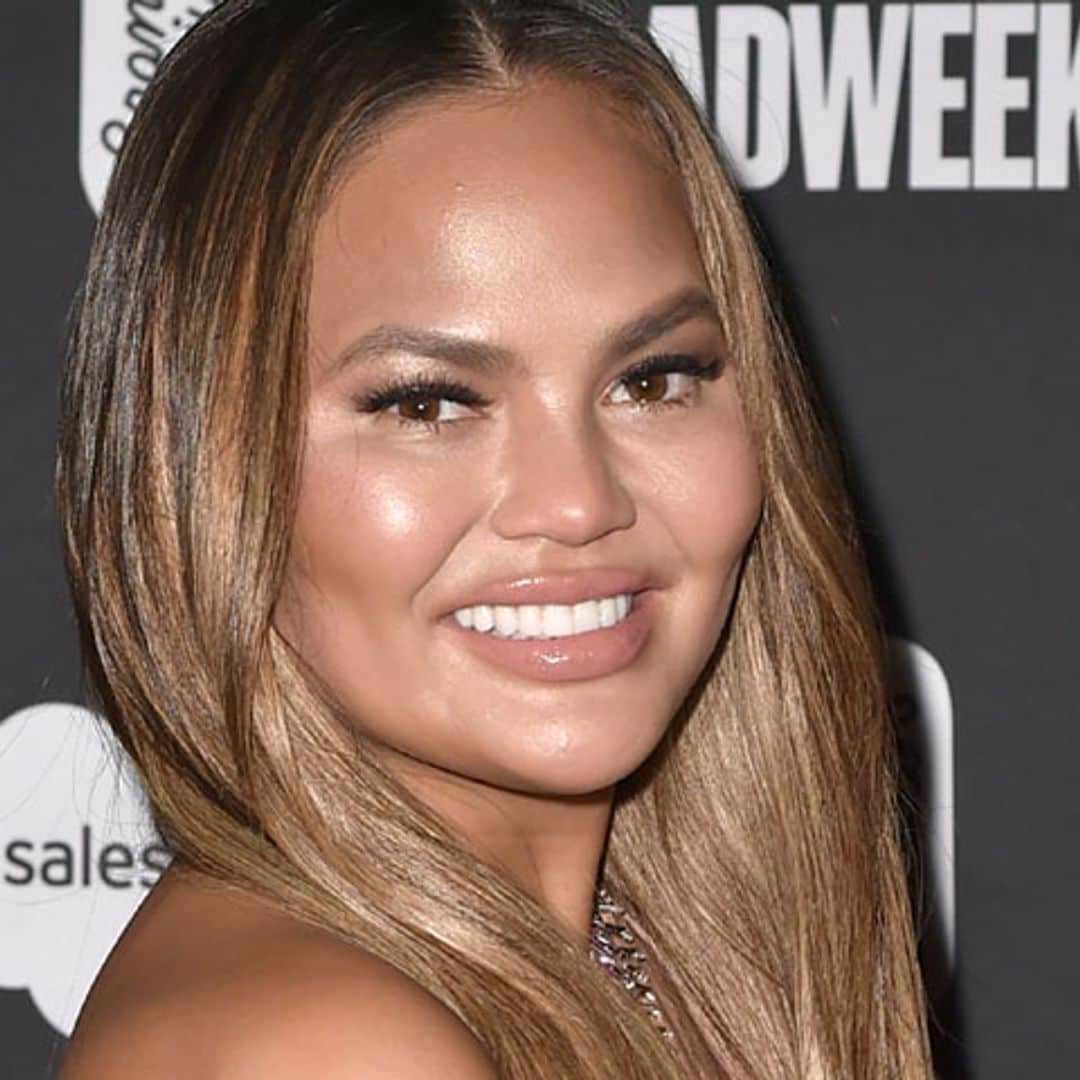 La mascarilla para tener los labios más gruesos existe y Chrissy Teigen la usa