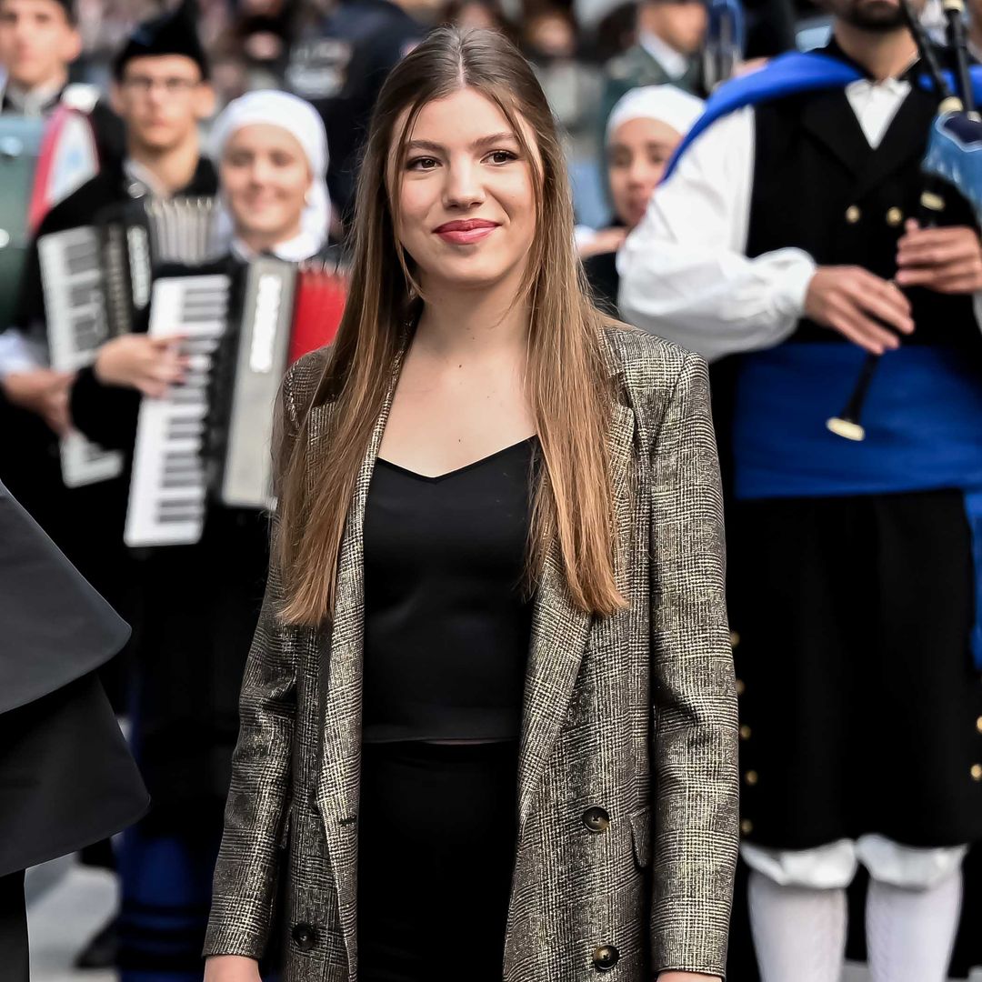 La infanta Sofía arriesga con chaqueta metalizada en los Premios Princesa de Asturias