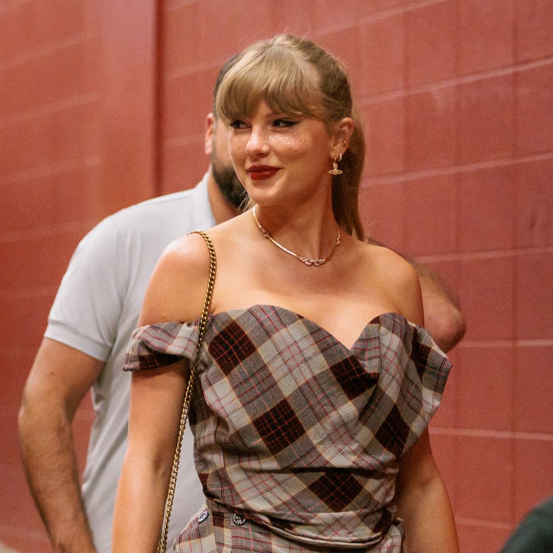 Taylor Swift viste Vivienne Westwood y presume 'sparkling freckles' en el partido de los Kansas City