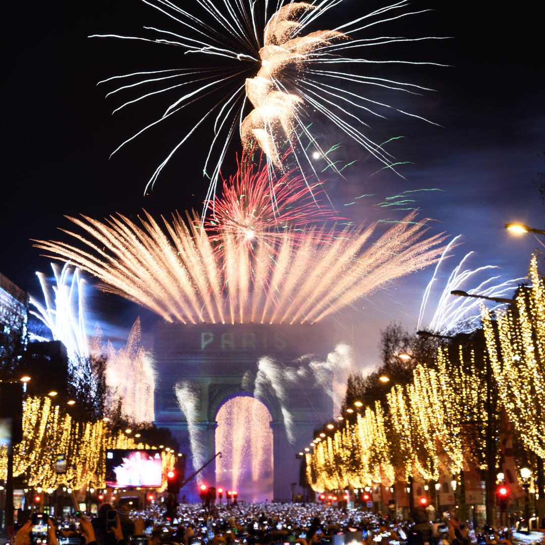 Celebración del Año Nuevo en París, con el Arco del Triunfo y la Avenida de los Campos Elíseos