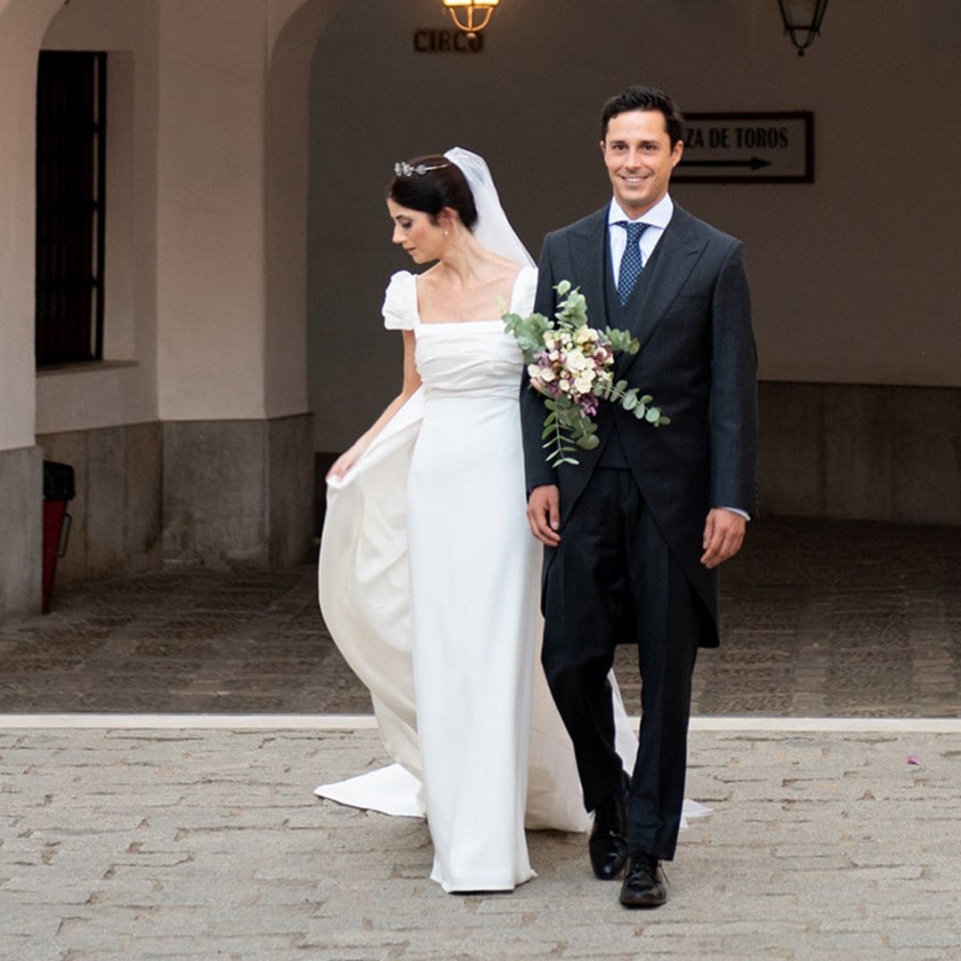 La historia de Inés, la novia sevillana del look de corte imperio y la diadema familiar