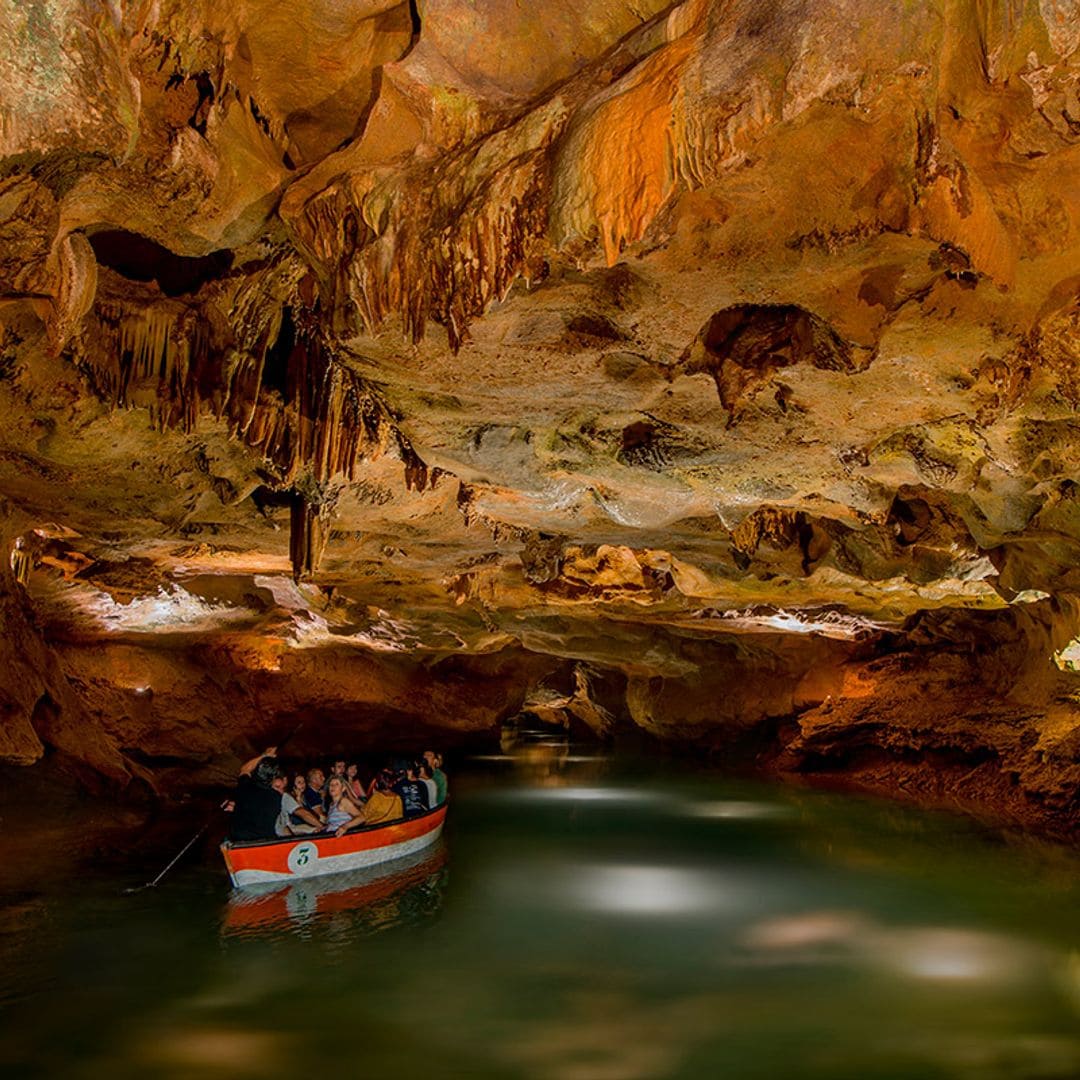 Cueva de Sant Josep en Castellón, navegando por un río subterráneo.