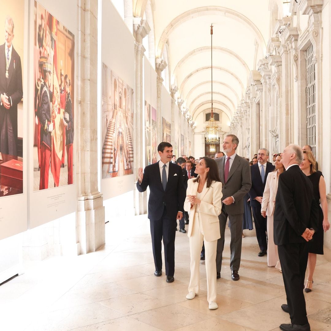 La reina Letizia apuesta todo al color blanco, una elección llena de simbolismo