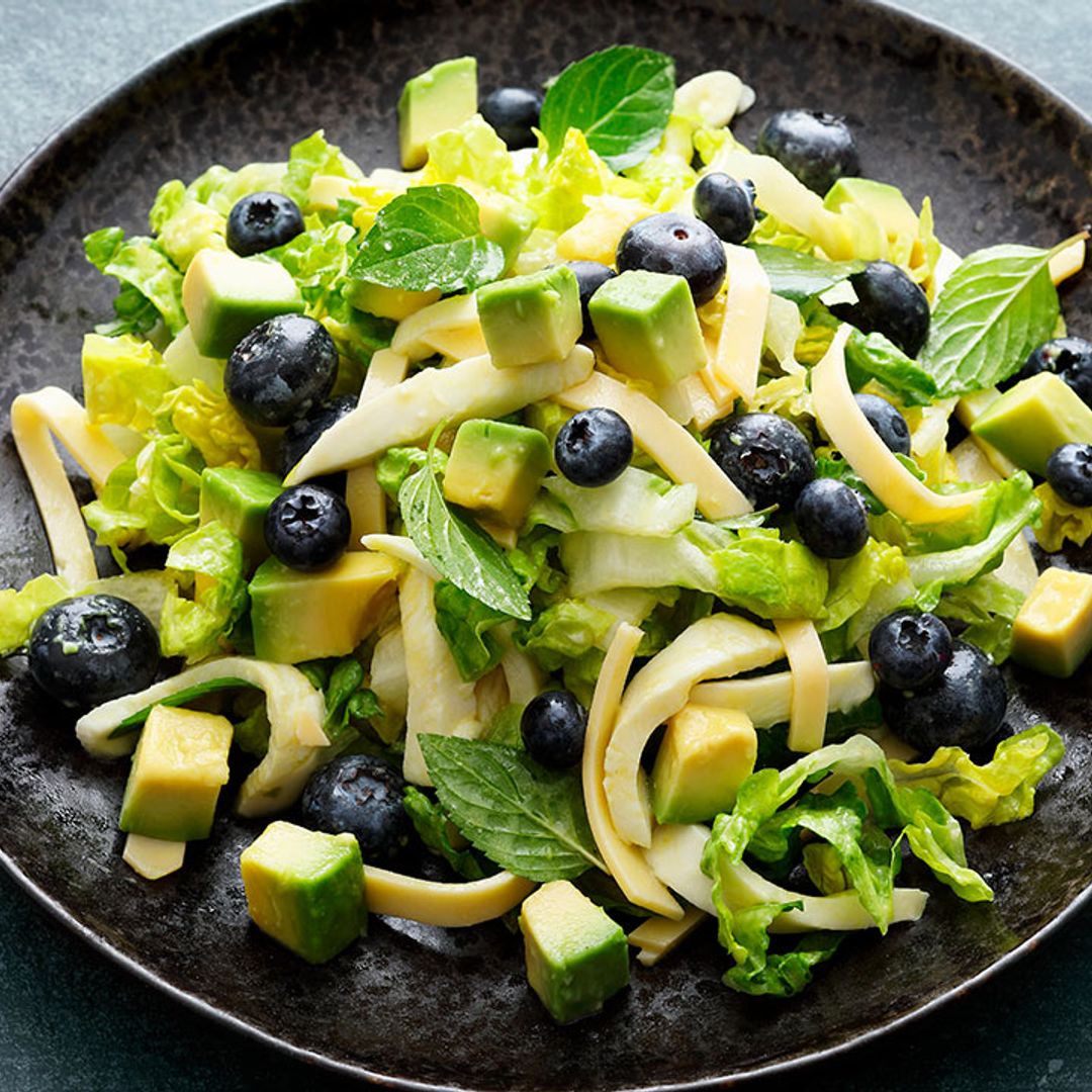 Ensalada de aguacate y lechuga con arándanos y queso