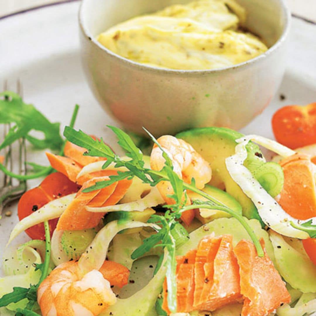 Ensalada de salmón, aguacate y gambas