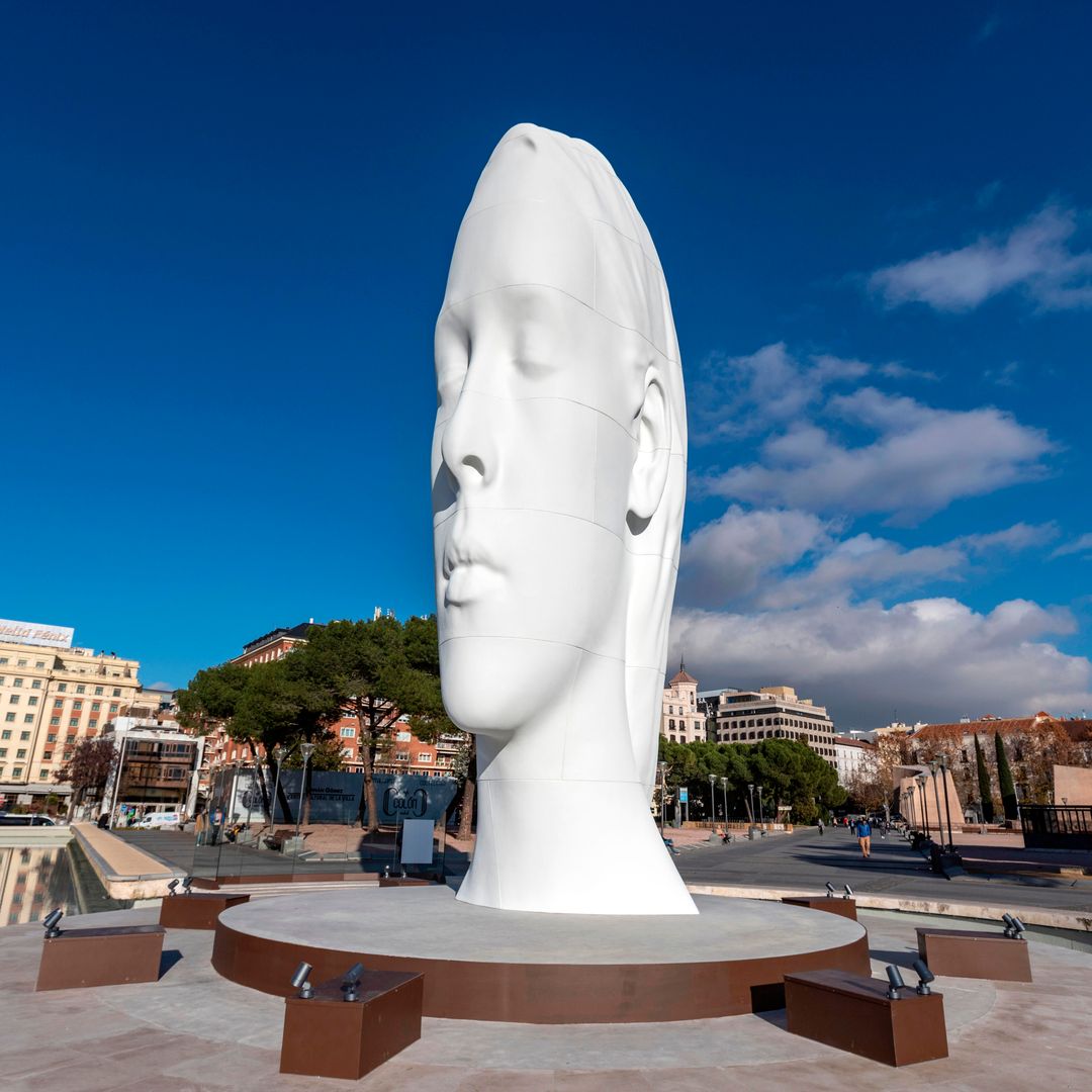 Julia, escultura de Jaume Plensa en la Plaza Colon, Madrid