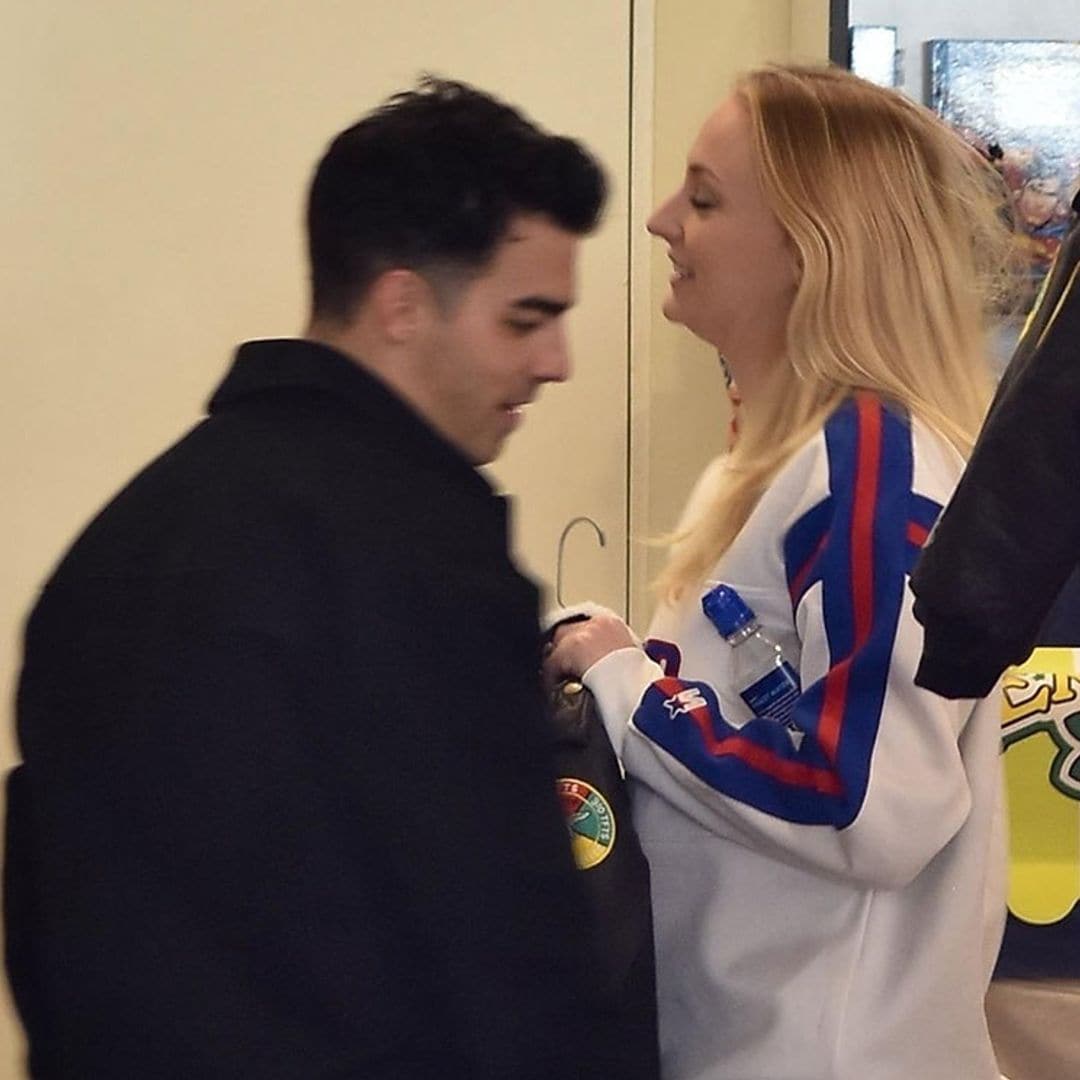 Sophie Turner y Joe Jonas, sorprendidos mirando ropita de bebé