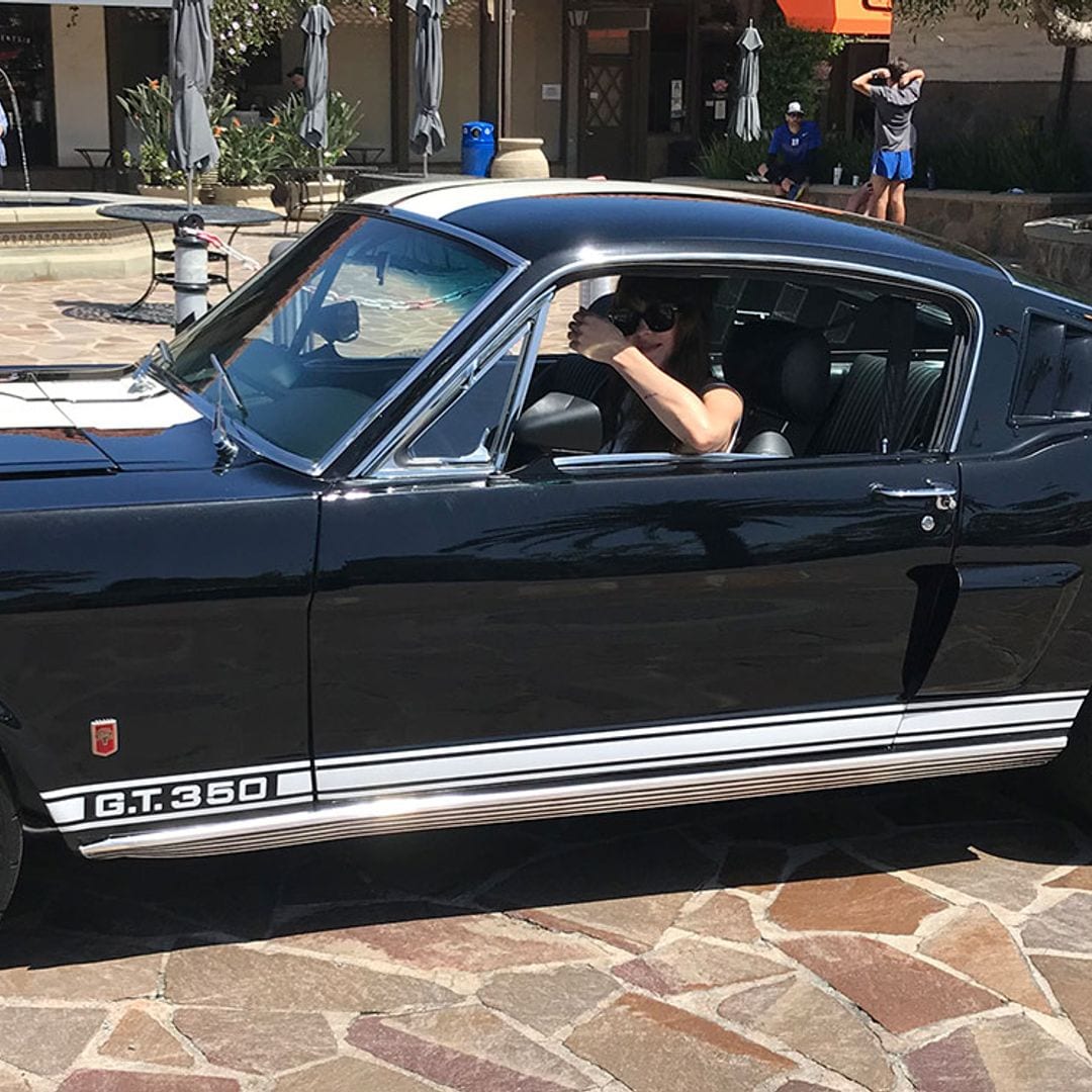 El accidentado paseo de Dakota Johnson con la hija de Chris Martin en su Ford Mustang