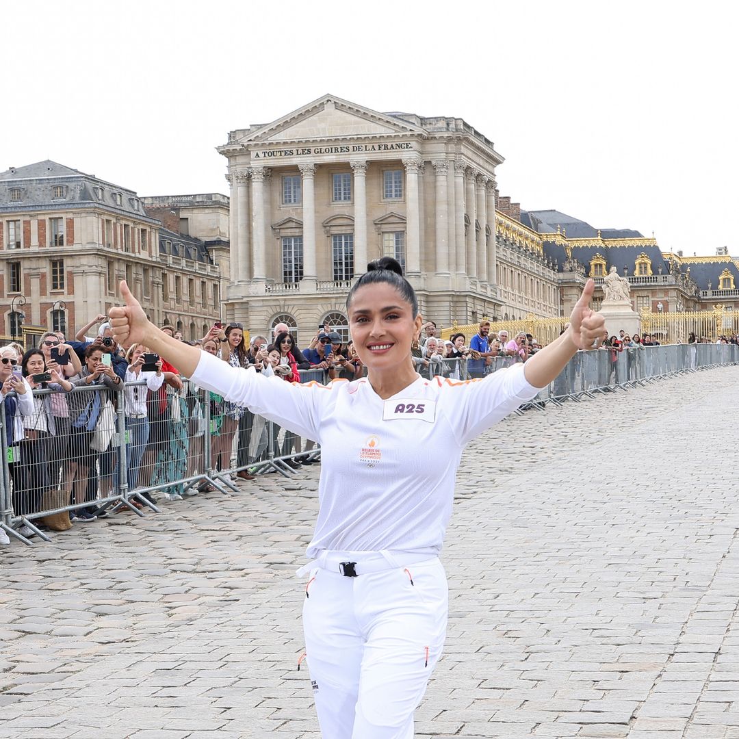 Con orgullo, Salma Hayek porta la antorcha olímpica en el Palacio de Versalles
