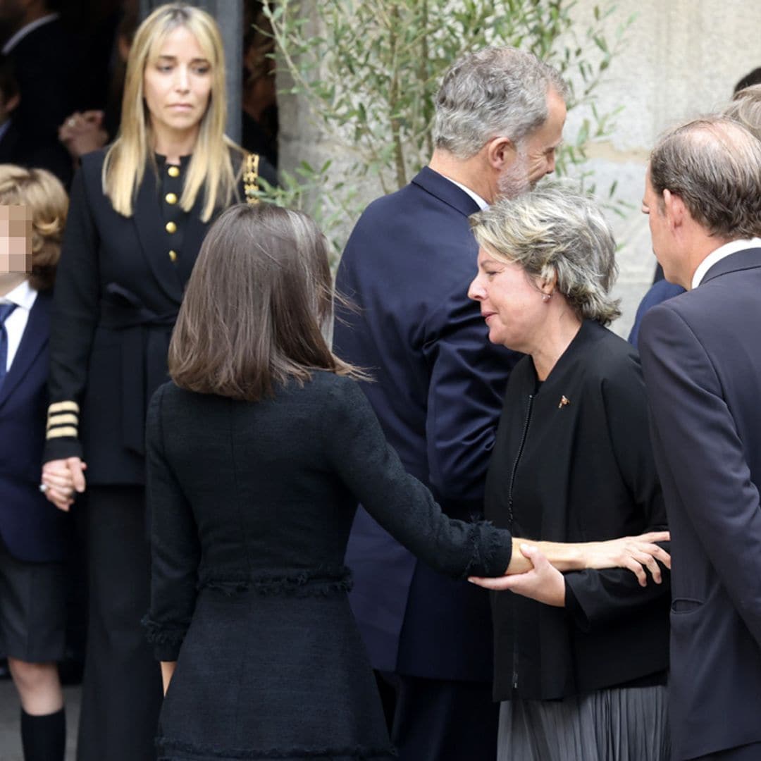 Nadia Halamandari, viuda de Fernando Gómez-Acebo, y su hijo Nicolás le recuerdan en su misa funeral