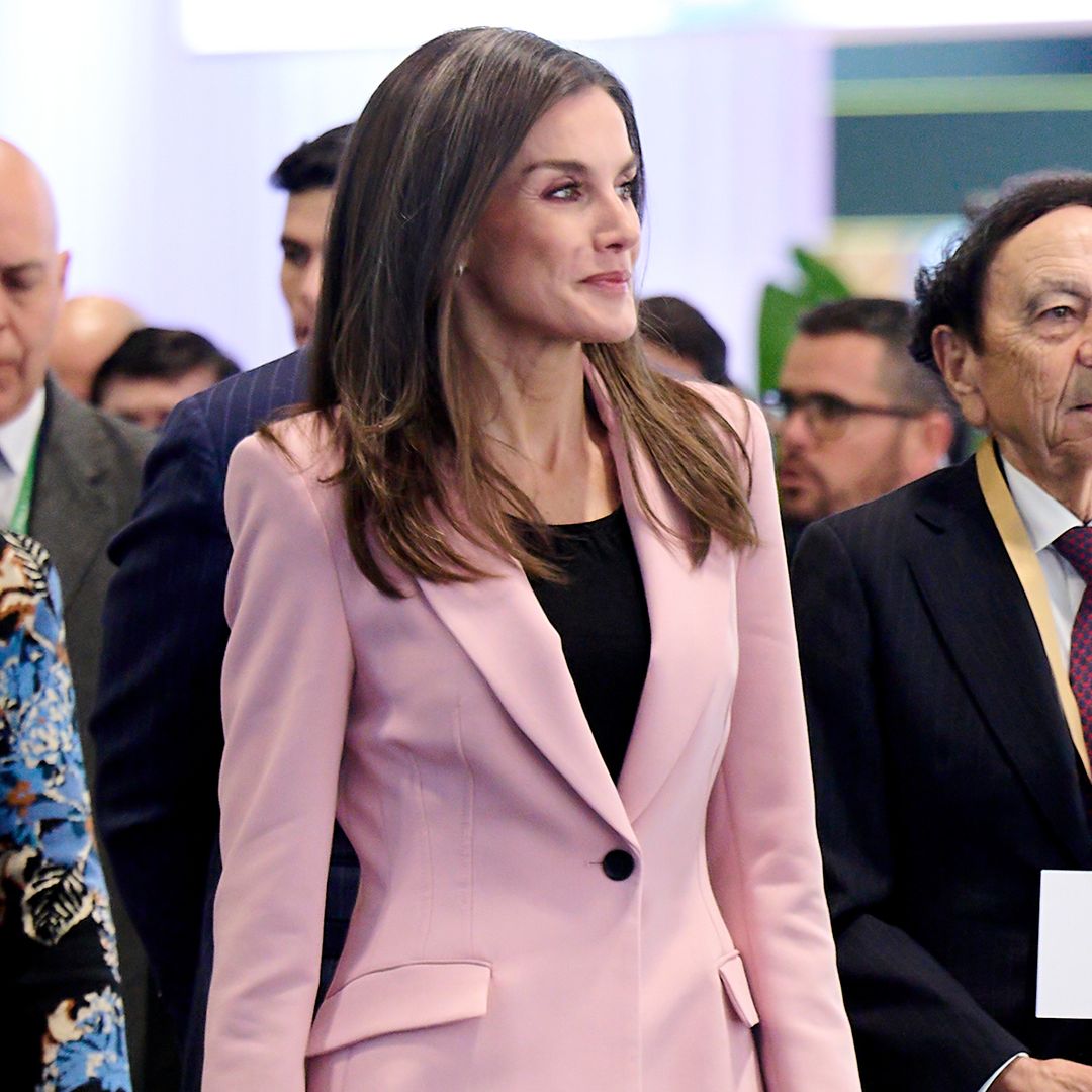 La reina Letizia demuestra cómo elevar tus básicos con un saco rosa de Zara