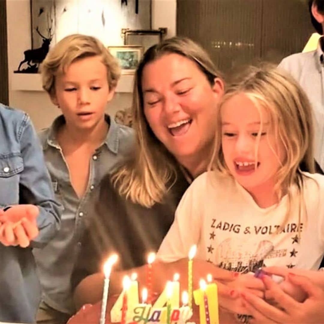 ¡Qué divertida locura! Caritina Goyanes sopla las velas mientras todos los niños de la familia le cantan el ‘Cumpleaños Feliz'