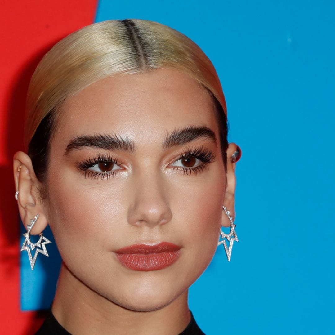 Dua Lipa anuncia el título de su nuevo disco ¡con un tatuaje!