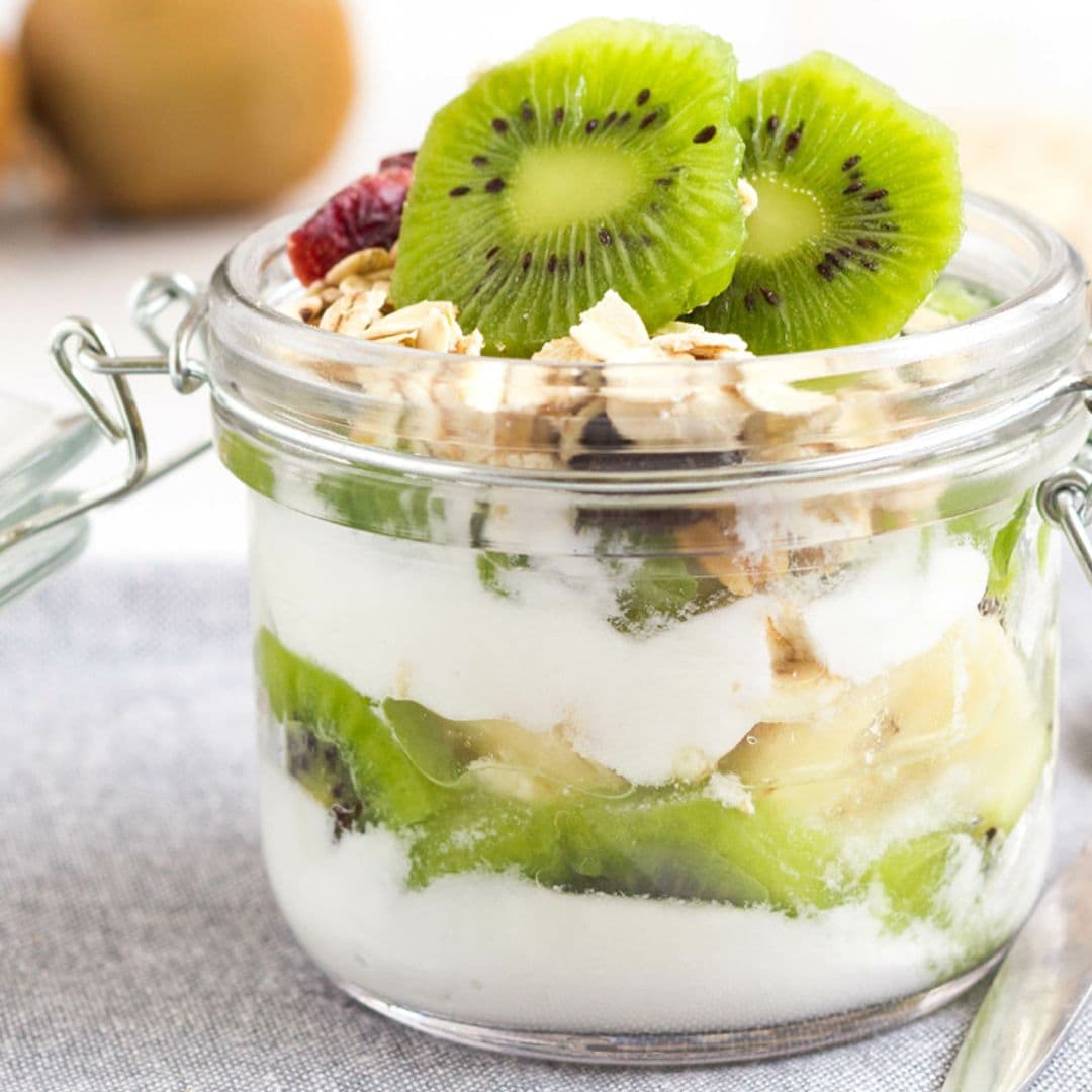 Postre de queso batido con kiwi, plátano y arándanos