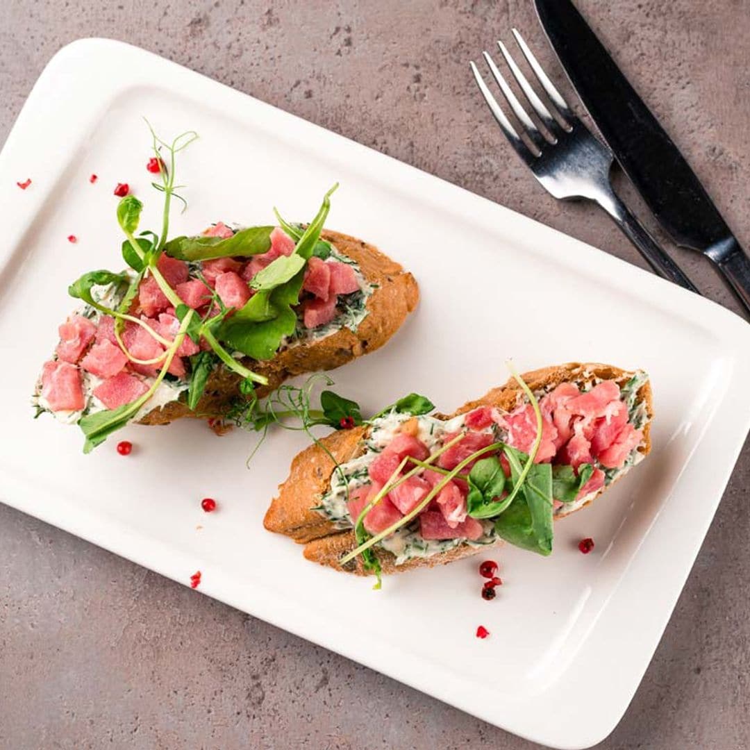 'Bruschetta' de atun rojo con mantequilla a las finas hierbas