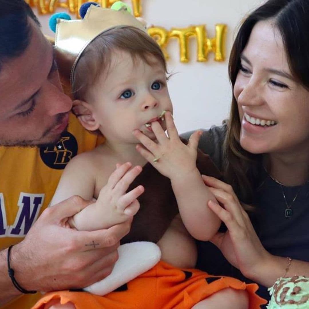 Sarah Kohan celebra el primer cumpleaños de Noah con una fiesta al estilo 'Los Picapiedra'