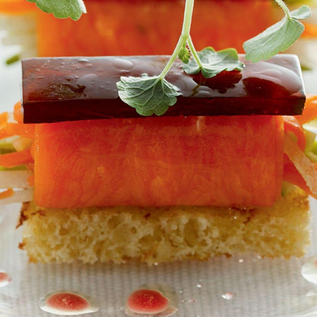 Canapés de verduras con gelatina de remolacha