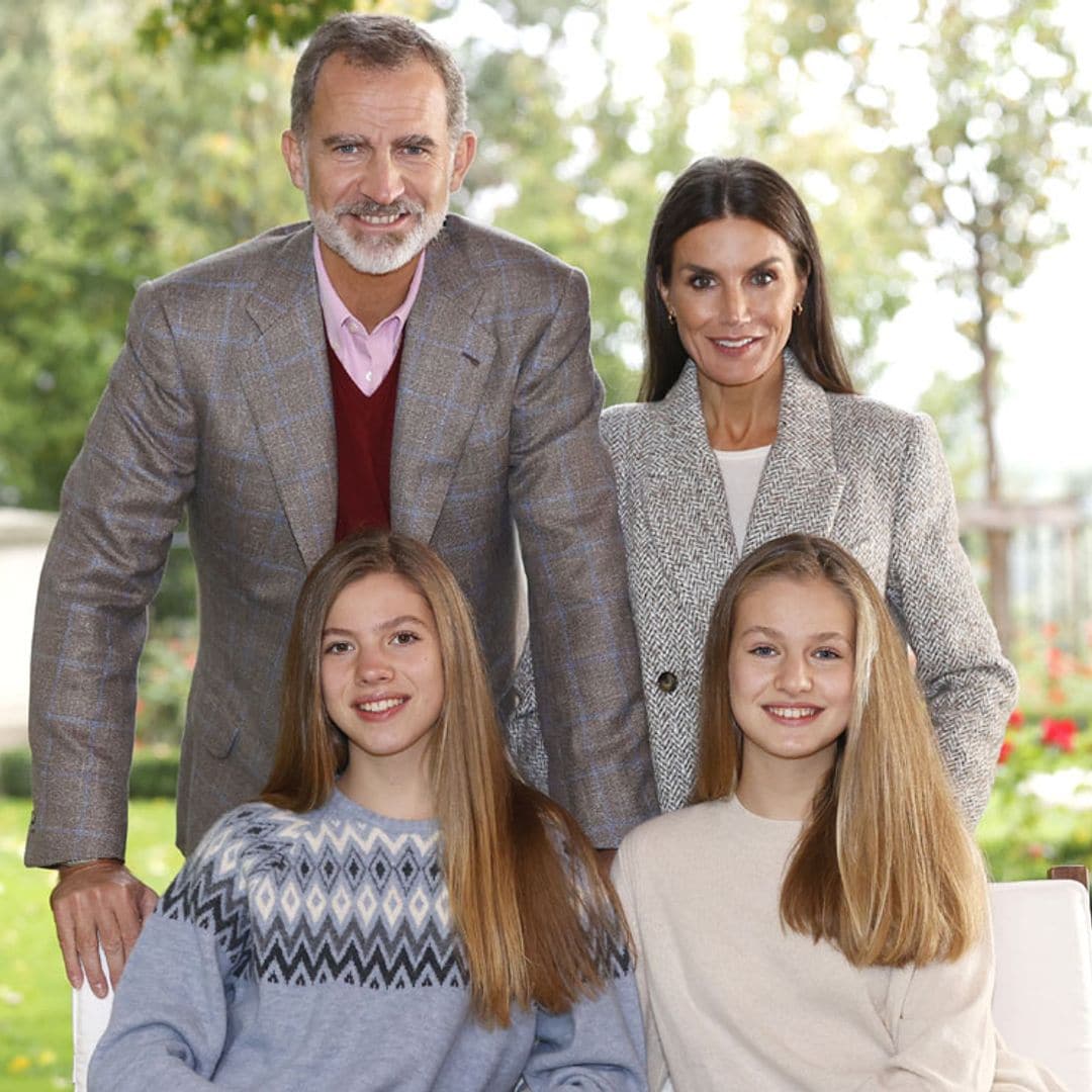 La Reina y sus hijas lucen sus básicos de moda imprescindibles en el retrato navideño