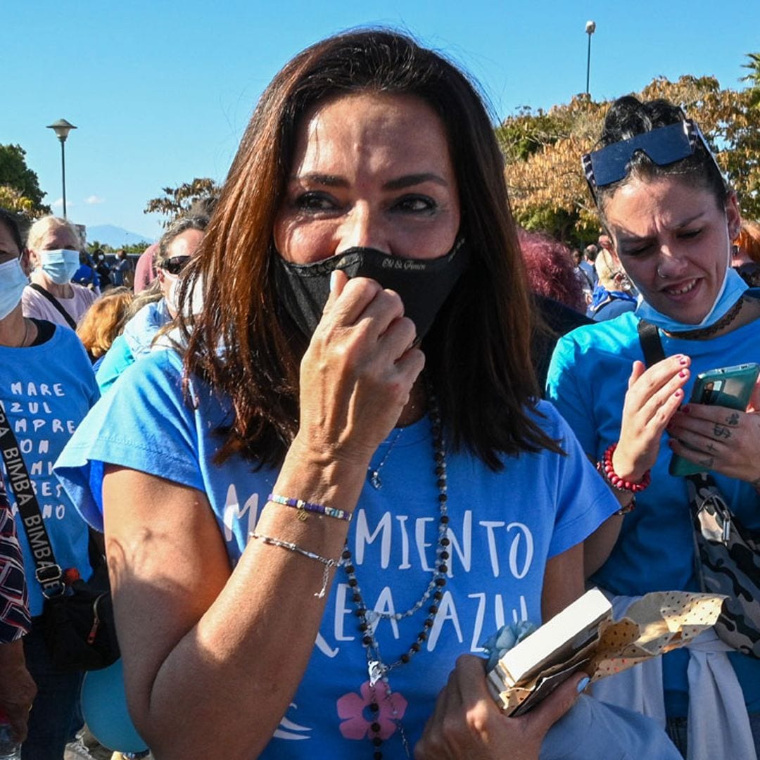 Antonio David y Olga Moreno, juntos pero no revueltos en la concentración para apoyar al padre de Rocío Flores