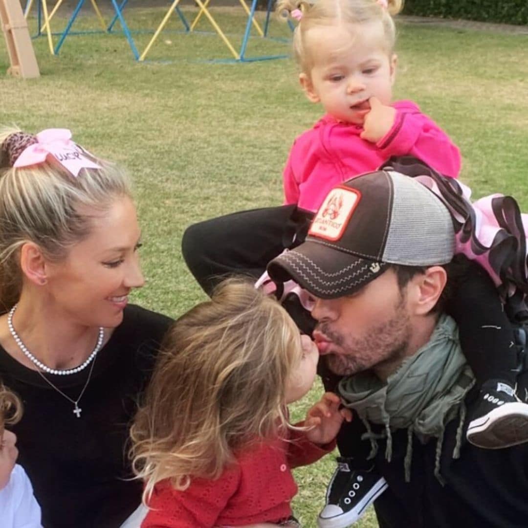 Enrique Iglesias llega a los 49 años rodeado del amor de Anna Kournikova y sus tres hijos