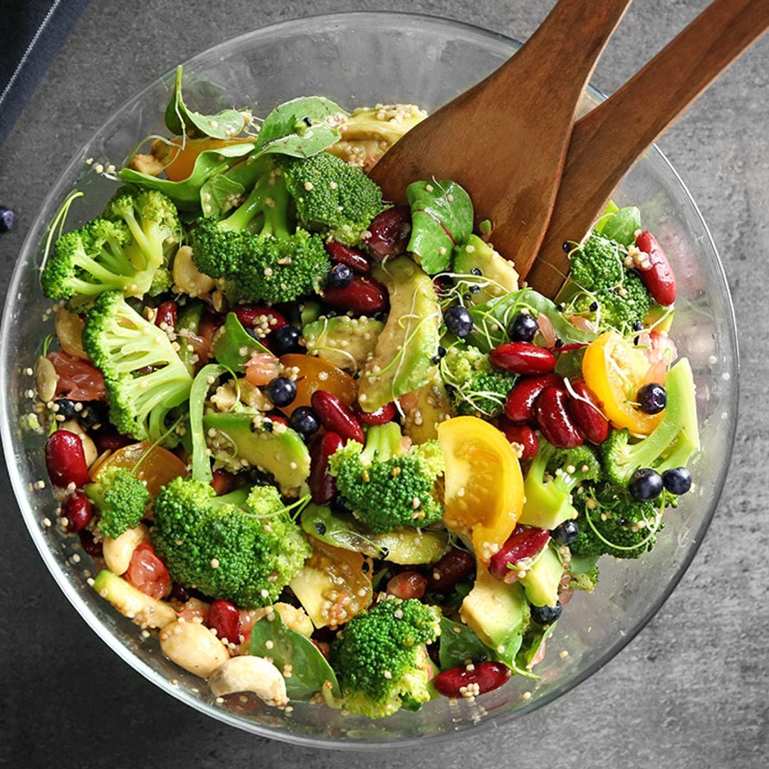 Ensalada de alubias rojas con brócoli y aguacate