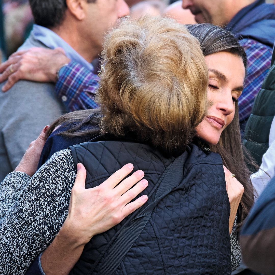 Letizia abrazando a una señor afectada por la DANA