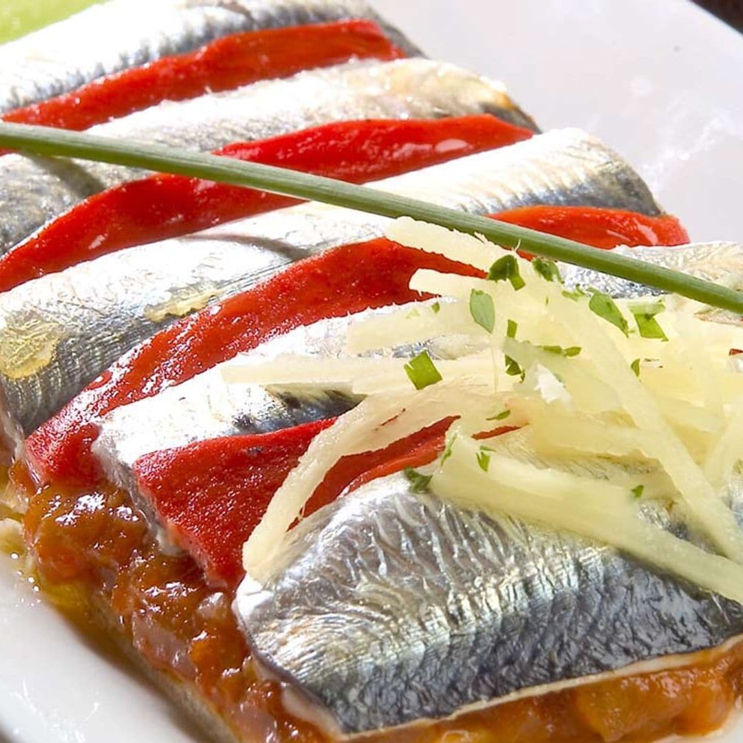 Coca de sardinas en jengibre con pimientos y tomate dulce