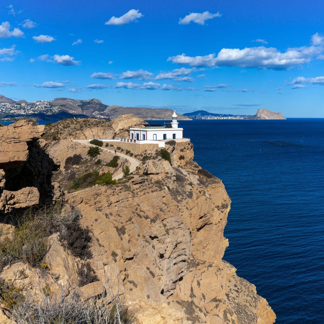 Faro de Albir en un promontorio de la Serra Gelada, entre Benidorm y Altea, Alicante