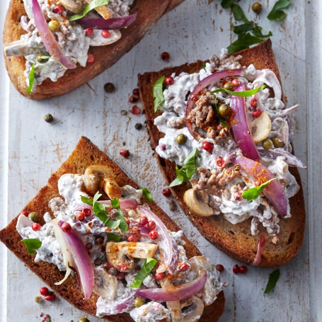 Tostas de bacalao con nueces y champiñones