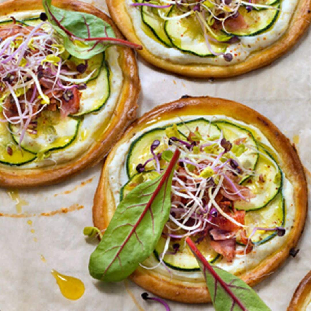 Mini tartas de calabacín, ricotta y bacon crujiente