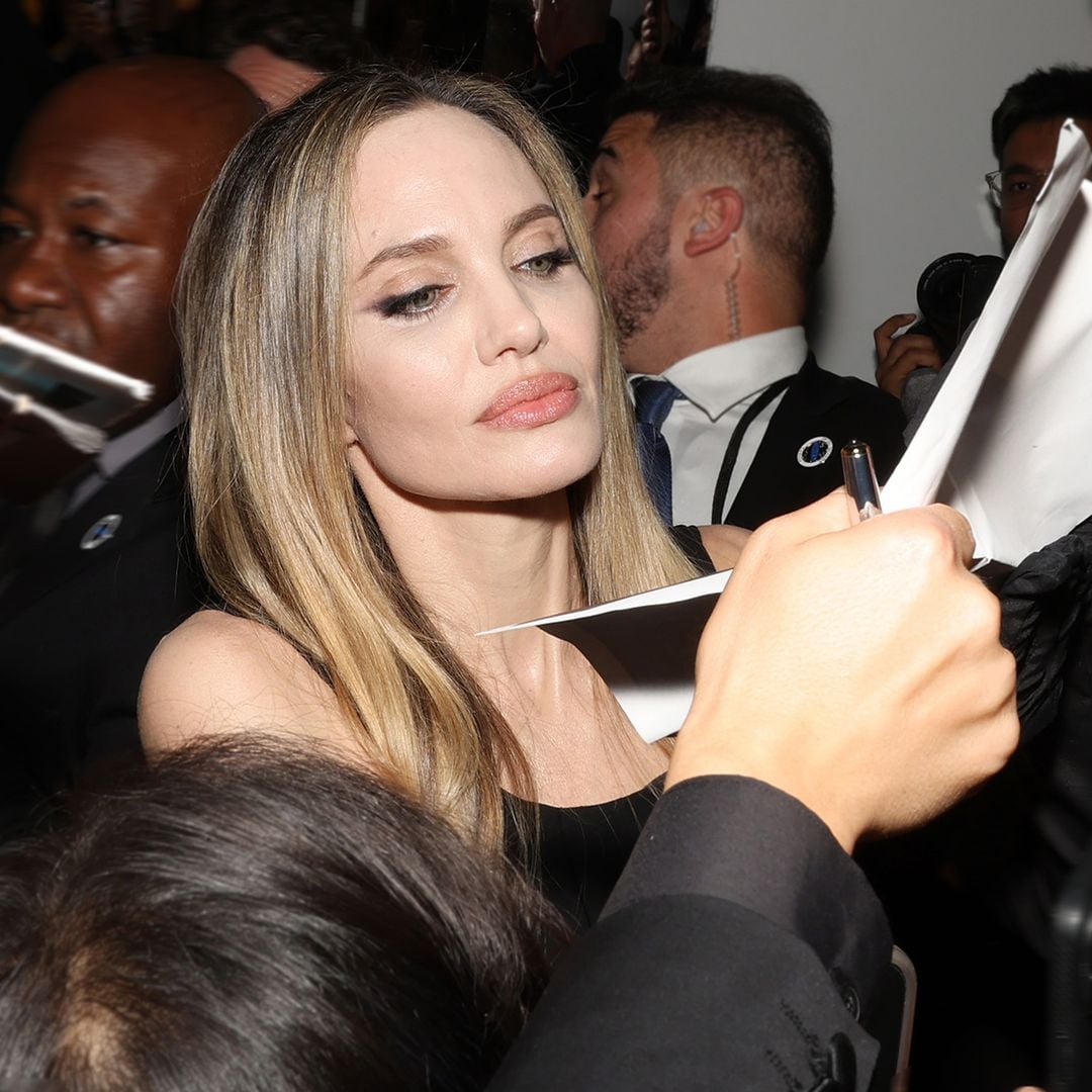 La reacción de Angelina Jolie cuando un fan le pide que le firme un póster de… ¡Brad Pitt!