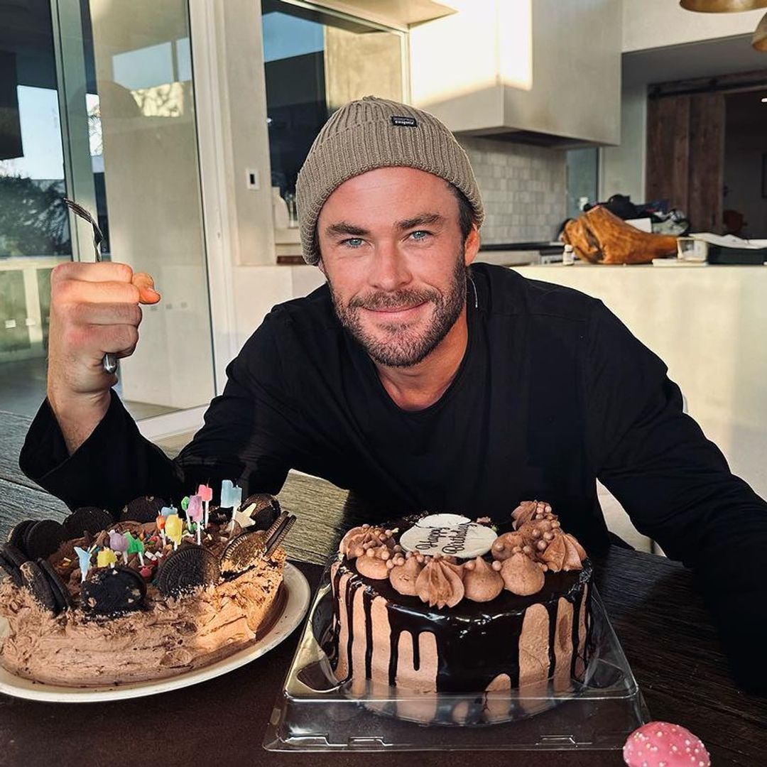 Las divertidas imágenes de Chris Hemsworth celebrando su cumpleaños solo y con una tarta de supermercado